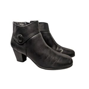 Michelle D Black Leather Ankle Booties Size 9 Block Heel Button Detail EUC